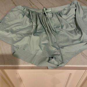 NWT Gold Hinge go with the flow shorts